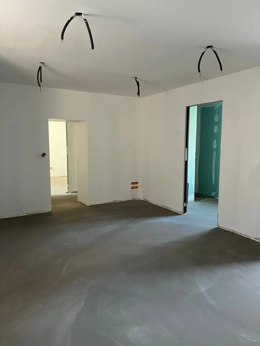 Parois jointoyées et plafond avec sorties de câbles avant finitions