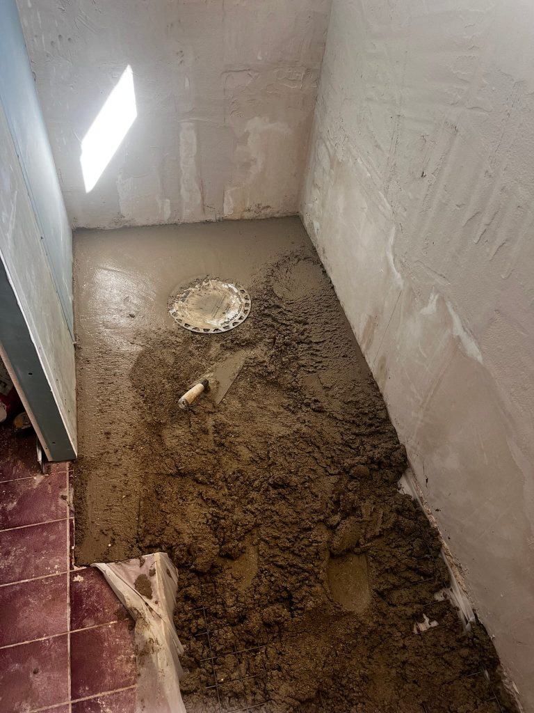 Préparation d’une douche avant carrelage